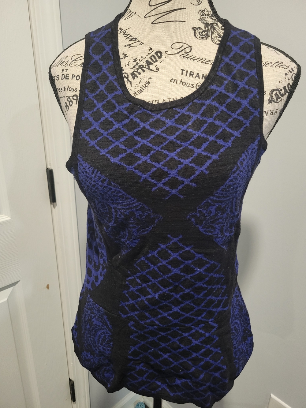 Nicole Miller Black & Blue Patterned Knit Peplum Tank Excellent Cond Sz. Large